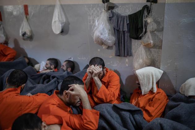 Chaque cellule abrite une centaine de prisonniers. Les fenêtres y ont été condamnées. Au mur, des gravures faites par les détenus.