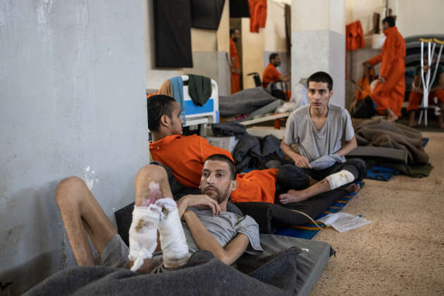 Le 30 octobre 2019, Nord Est de la Syrie. Une prison abrite des supposés membres de Daesh. Environ 5000 détenus vivraient ici. La prison est ouverte depuis 4mois. Elle est surpeuplée. Cette immense pièce sert d'hopital. Les blessés et les malades vivent ici. Les plus chanceux dorment dans un lit. D'autres sur un matelas en mousse à même le sol. Beaucoup souffrent de plaies infectées et de malnutrition.