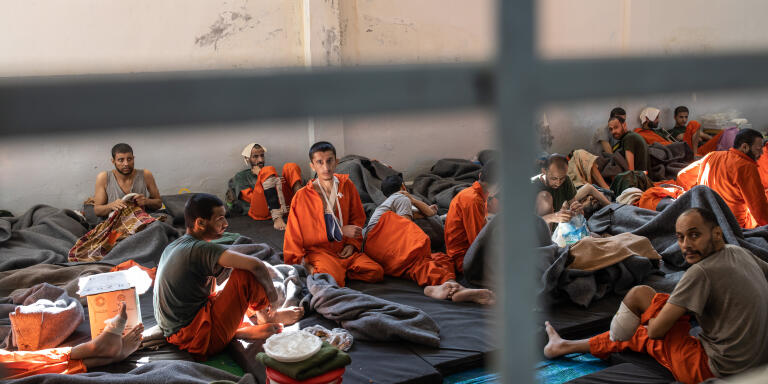 Le 30 octobre 2019, Nord Est de la Syrie. Une prison abrite des supposés membres de Daesh. Environ 5000 détenus vivraient ici. La prison est ouverte depuis 4mois. Elle est surpeuplée. Cette immense pièce sert d'hopital. Les blessés et les malades vivent ici. Les plus chanceux ont un lit, les autres dorment par terre, comme ici.