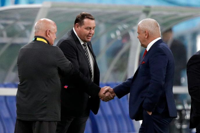 Warren Gatland, à droite, serre la main de son compatriote Steve Hansen, le 1er novembre à Tokyo.