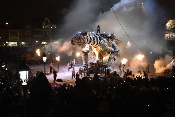Le spectacle du Dragon, vendredi 1er novembre, à Calais. Cette nouvelle attraction touristique a poussé la maire de Calais à prendre un arrêté municipal très contesté par les associations.