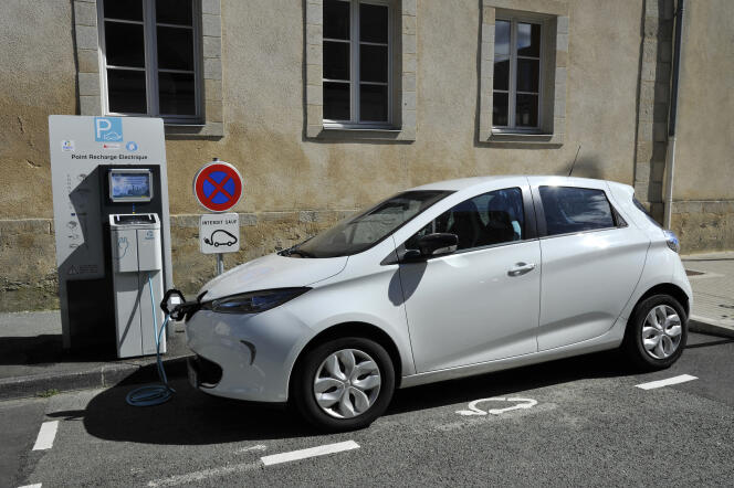 Une Renault Zoe en charge sur une place de parking extérieur à La Roche-sur-Yon.