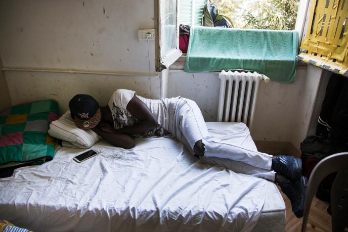 C Est Toujours Mieux De Dormir Par Terre Qu A La Gare A Marseille Des Centaines De Jeunes Migrants Sans Abri