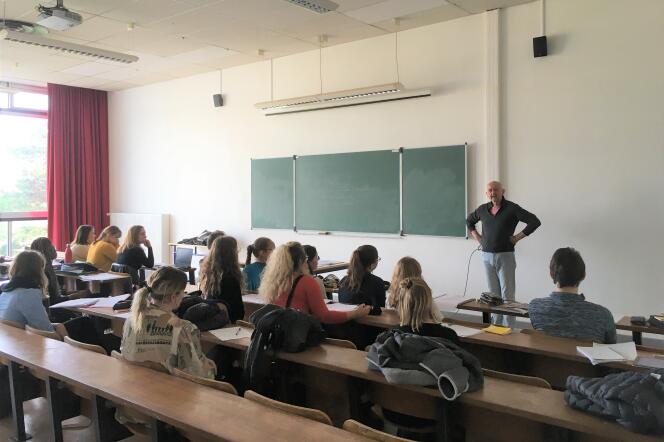 Klaus Wieland, professeur de littérature allemande, face aux 17 étudiants de deuxième année de licence d’allemand de l’Unistra, le 18 octobre 2019.