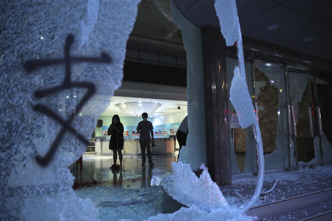 Les vitrines saccagées de l’agence de presse chinoise Xinhua, le 2 novembre à Hongkong.