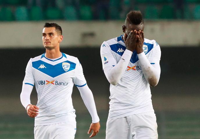 Cầu thủ của Brescia, Mario Balotelli (phải), trong trận đấu Serie A với Hellas Verona, tại sân vận động Bentegodi vào Chủ nhật, ngày 3 tháng 11, trong đó những người ủng hộ Verona đã hát những bài hát phân biệt chủng tộc.