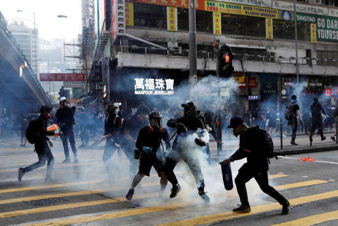 Des manifestants reçoivent des gaz lacrymogènes à Hong Kong(Chine), le 2 novembre.