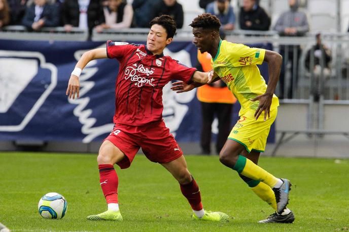 El jugador de Burdeos Hwang (izquierda) está fuera del marcador de Nantes, el domingo 3 de noviembre.