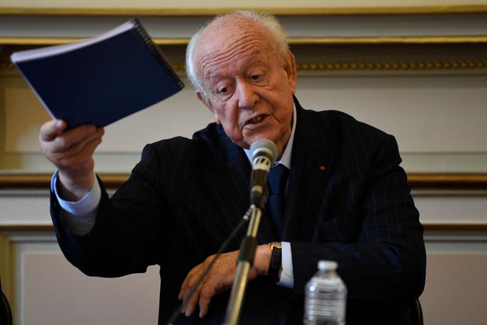 Thị trưởng hiện tại của Marseille, Jean-Claude Gaudin, trong một cuộc họp báo vào ngày 4 tháng 11.