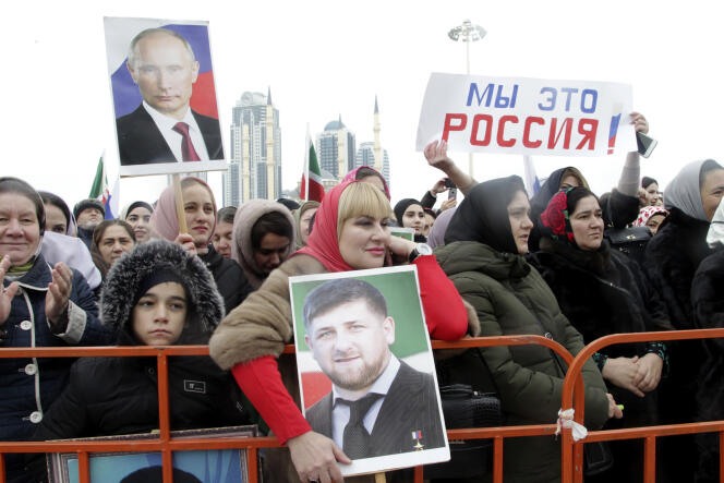 Des habitants de Grozny brandissent des portraits du dirigeant tchétchène Ramzan Kadyrov et du président russe Vladimir Poutine lors d’un rassemblement marquant la Journée de l’unité nationale, le 4 novembre.