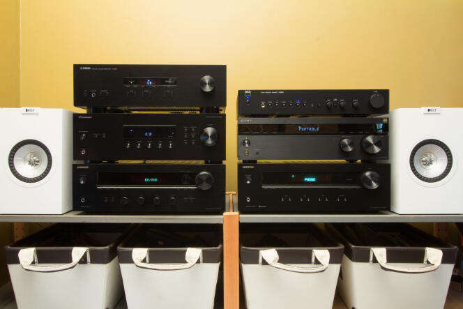 De haut en bas : le R-S202 de Yamaha, le SX-10SR de Pioneer et le TX-8020 d’Onkyo. De haut en bas, à droite : le C316BEE de NAD, le STR-DH190 de Sony et le TX-8220 d’Onkyo.