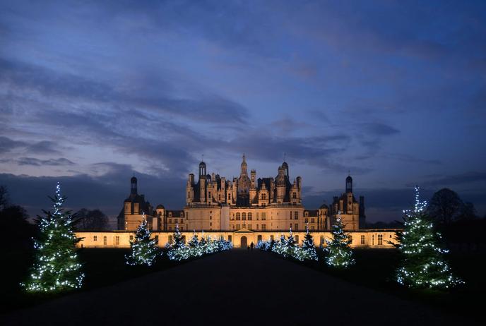 Hàng trăm người Do Thái được chiếu sáng và cây linh sam bao quanh thành phố de de Chambord.