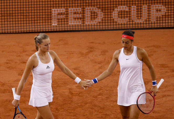 Kristina Mladenovic et Caroline Garcia, lors de la victoire française contre la Roumanie en demi-finale de la Fed Cup, à Rouen, le 21 avril.