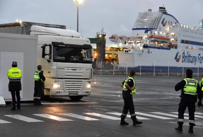 Débarquement du navire l’« Armorique » de Brittany Ferries, sur le port de Roscoff (Finistère), le 1er octobre.