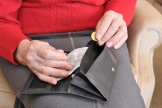 Photo d’illustration montrant une femme comptant son argent. 