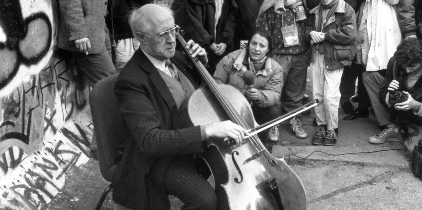 akg-images / ullstein bild Berlin, novembre 1989 (après l’ouverture des postes frontières de la RDA, le 9.11.1989).
Le violoncelliste russe Mstislav Rostropovich joue un morceau de Bach devant le mur, non loin de Checkpoint Charlie (au fond, le bâtiment Axel Springer).
11 novembre 1989 (Succo).