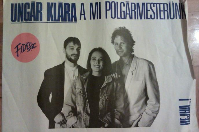 Affiche de campagne pour la mairie de Budapest en 1990. Klara Ungar est au centre, Orban à sa droite.