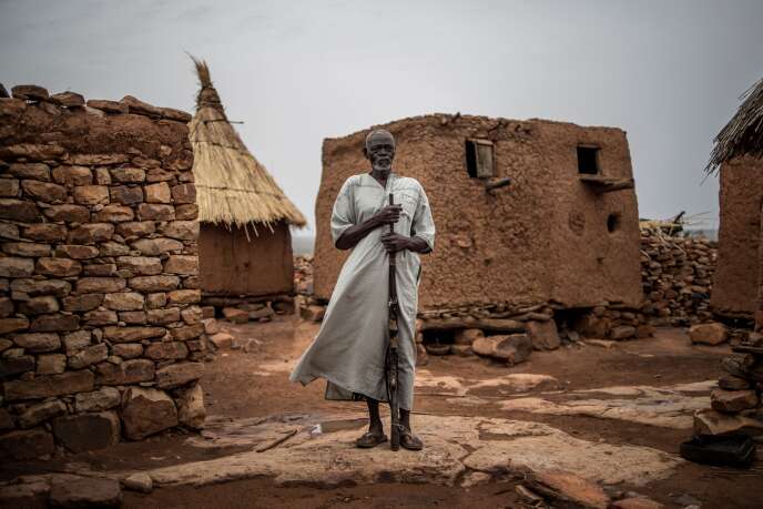Salifu Dibo, chef d’une communauté dogon dans le centre du Mali, pose avec son fusil de chasse le 4 juillet 2019.