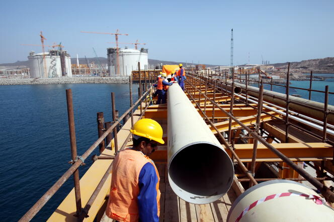 Un gazoduc de gaz naturel liquéfié à Balhaf, dans le sud-est du Yémen, au moment de la mise en service du site opéré par Total via Yemen LNG, en 2009.