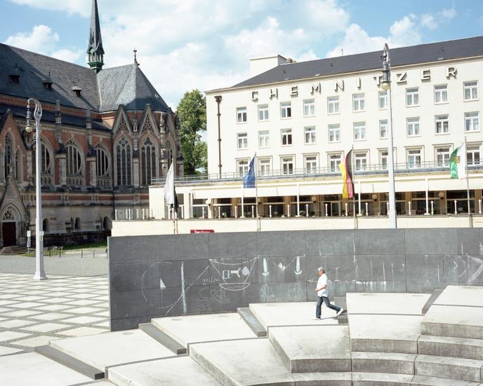 Chemnitz, được đổi tên thành Karl-Marx-Stadt cho đến khi kết thúc CHDC Đức, là cảnh biểu tình chống người di cư vào năm 2018.