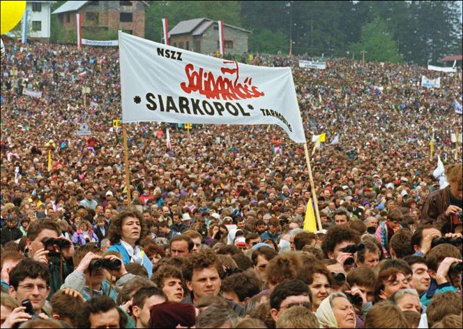 Des sympathisants de Solidarnosc rassemblés pour assister à la messe célébrée par le Pape Jean Paul II, à Szczecin (Pologne), en juin 1987.