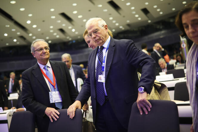 Josep Borrel (au centre), futur haut représentant de l’Union européenne pour les affaires extérieures, lors d’une réunion à Bruxelles, le 28 octobre.