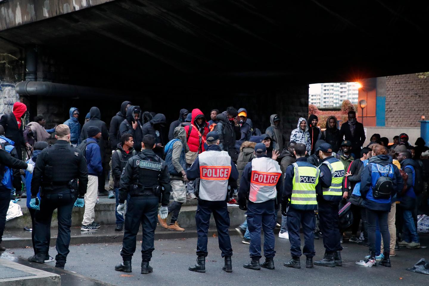 Deux campements regroupant 1 600 migrants évacués dans le nord-est de Paris