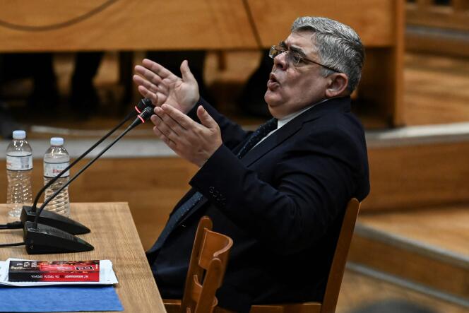 L’ancien député et chef du parti Aube dorée, Nikolaos Michaloliakos, au tribunal de la cour d’assises d’Athènes, le 6 novembre.