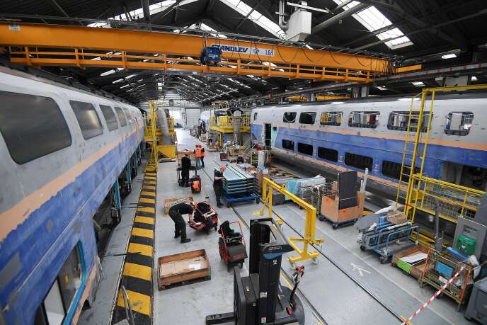 Des employés de la SNCF réparent des trains de la compagnie dans le technicentre de Bischheim (Bas-Rhin), le 29 avril.
