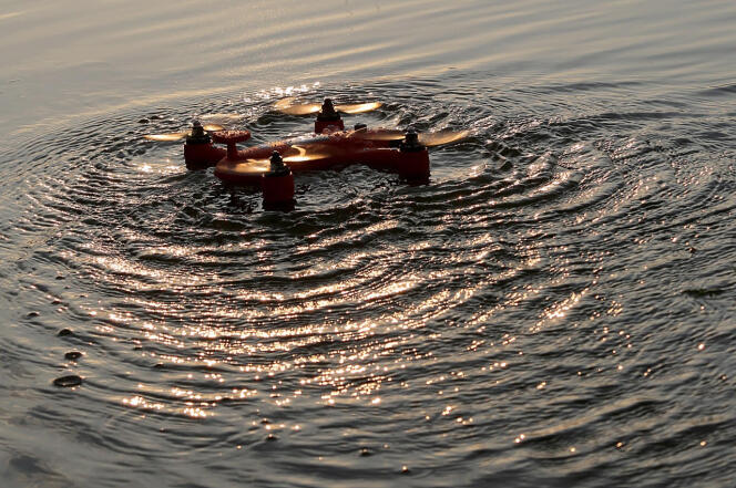 Le Spry Drone se pose sur l’eau et en redécolle.