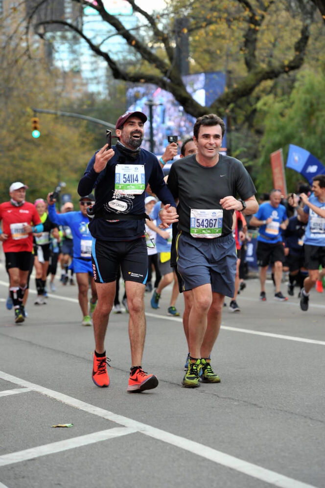 Fred Burguière avec le docteur Matthieu Allez sur la ligne d'arrivée du marathon de New York, le 3 novembre.