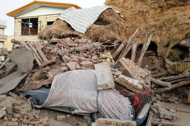 Des dégâts matériels dans le village de Varankesh, en Iran, à la suite du tremblement de terre qui a touché le nord-ouest du pays.