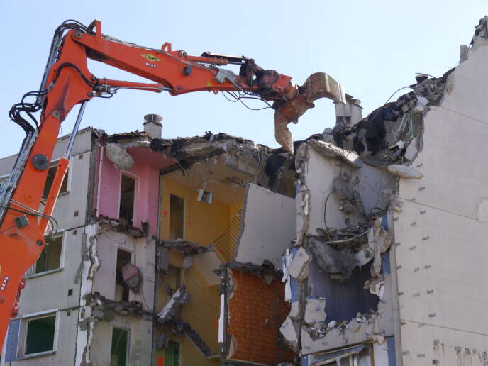 Nombre de matériaux issus de la démolition de bâtiments pourraient avoir une seconde vie. Ici, « déconstruction » d’un immeuble à Stains (Seine-Saint-Denis) afin de récupérer des matériaux et pouvoir les réemployer.