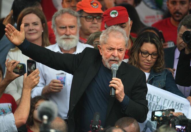 Luiz Inacio Lula da Silva tient un discours à sa sortie de prison, dans la ville de Curitiba, dans le sud du Brésil, le 8 novembre 2019.