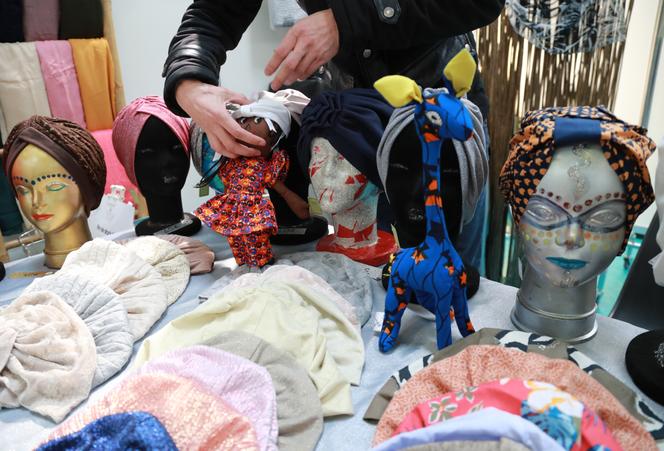 Mulheres preparam um véu durante a 35ª reunião anual da comunidade muçulmana da França, em Le Bourget (Seine-Saint-Denis), em 30 de março de 2018.