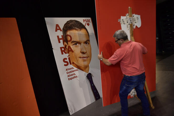Un portrait du candidat socialiste Pedro Sanchez avant un meeting électoral à Pampelune, le 1er novembre.