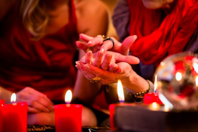 "Nhà tiên tri và nữ tu sĩ Voodoo, xuất phát từ các hoạt động của cô ấy, thu nhập hàng tháng của đơn hàng là 11.000 euro, nhờ vào sự quyên góp của các tín đồ. "