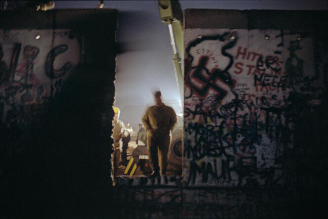 Démantèlement du mur de Berlin, vu du côté ouest, à proximité de la porte de Brandebourg, dans la nuit du 9 novembre 1989.