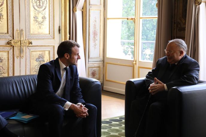 Tổng thống Emmanuel Macron gặp Chủ tịch Hội đồng tôn giáo Hồi giáo Pháp, Dalil Boubakeur, tại Cung điện Elysee vào ngày 28 tháng 10.