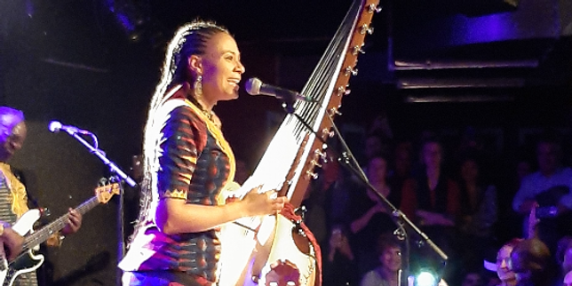 Une leçon de kora avec Sona Jobarteh