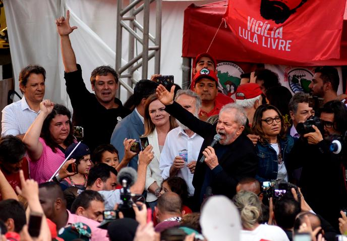 L'ancien président Lula s'adresse à la foule devant le siège de la police fédérale à Curitiba, dans l'État de Parana, le 8 novembre.