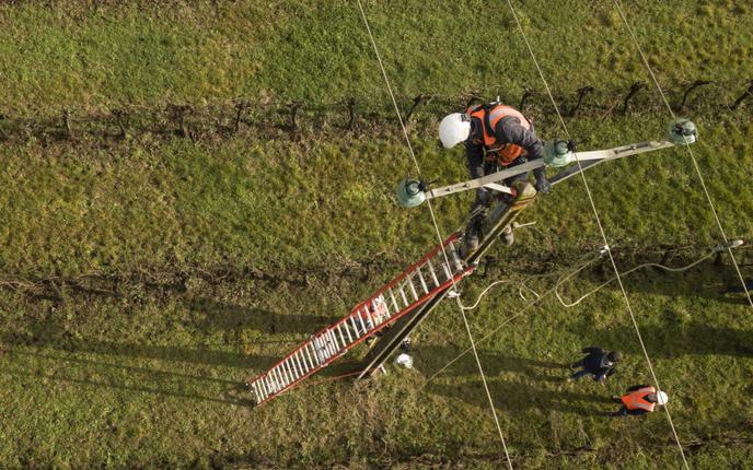 Des techniciens s’affairent pour réparer des lignes à haute tension à Lugon-et-l’Ile-du-Carnay (Gironde), en janvier, après le passage de la tempête Gabriel.