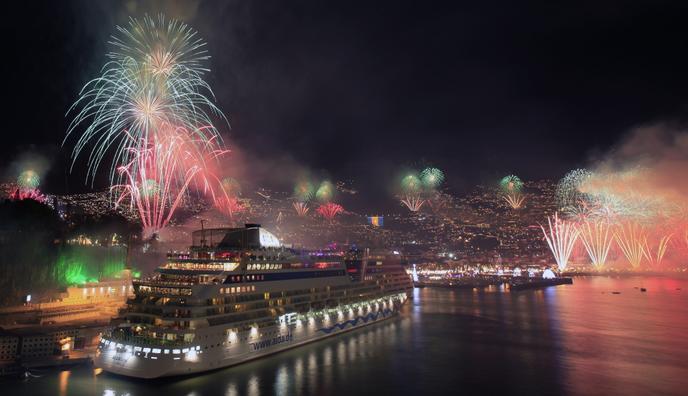 Pháo hoa từ ngày 31 tháng 12 năm 2010 tại Funchal, đảo Madeira.