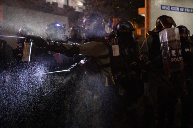 La police tente de disperser des manifestants dans le quartier de Tseung Kwan Ho, le 9 novembre à Hongkong.