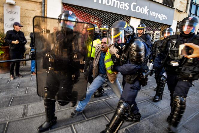 Un manifestant arrêté par des policiers le 9 novembre 2019 à Montpellier.