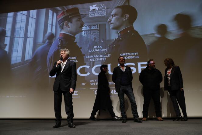 Le réalisateur Roman Polanski (au premier plan), avec Jean Dujardin (au centre), Louis Garrel et Emmanuelle Seigner (à droite), lors de la projection de son film « J’accuse » à Paris, le 4 novembre 2019.