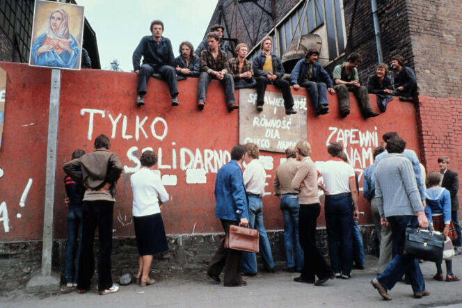 17000 ouvriers ont fait la grève durant 18 jours au chantier naval de Gdansk, Pologne, le 25 août 1980.