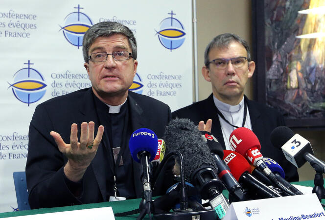 Eric de Moulins Beaufort (à gauche), président de la Conférence des évêques de France, le 9 novembre à Lourdes.