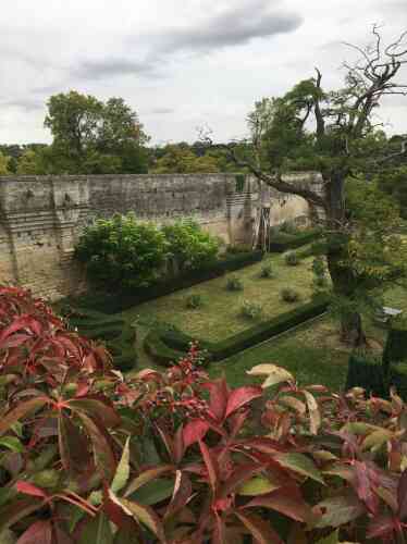 Ce jardin régulier, conçu par Pascal Cribier, évoque les jardins médiévaux.