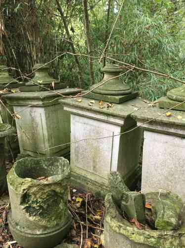 Ces éléments de décor à l’abandon évoquent les ruines d’Angkor.